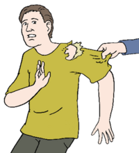 einer Person wird am T-Shirt gezogen, es ist bereits ein Loch drin