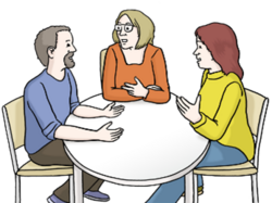 drei Personen sitzen am Tisch und sprechen miteinander