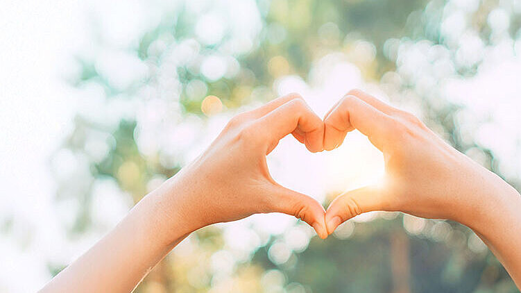 spenden-helfen-herz-aus-haenden